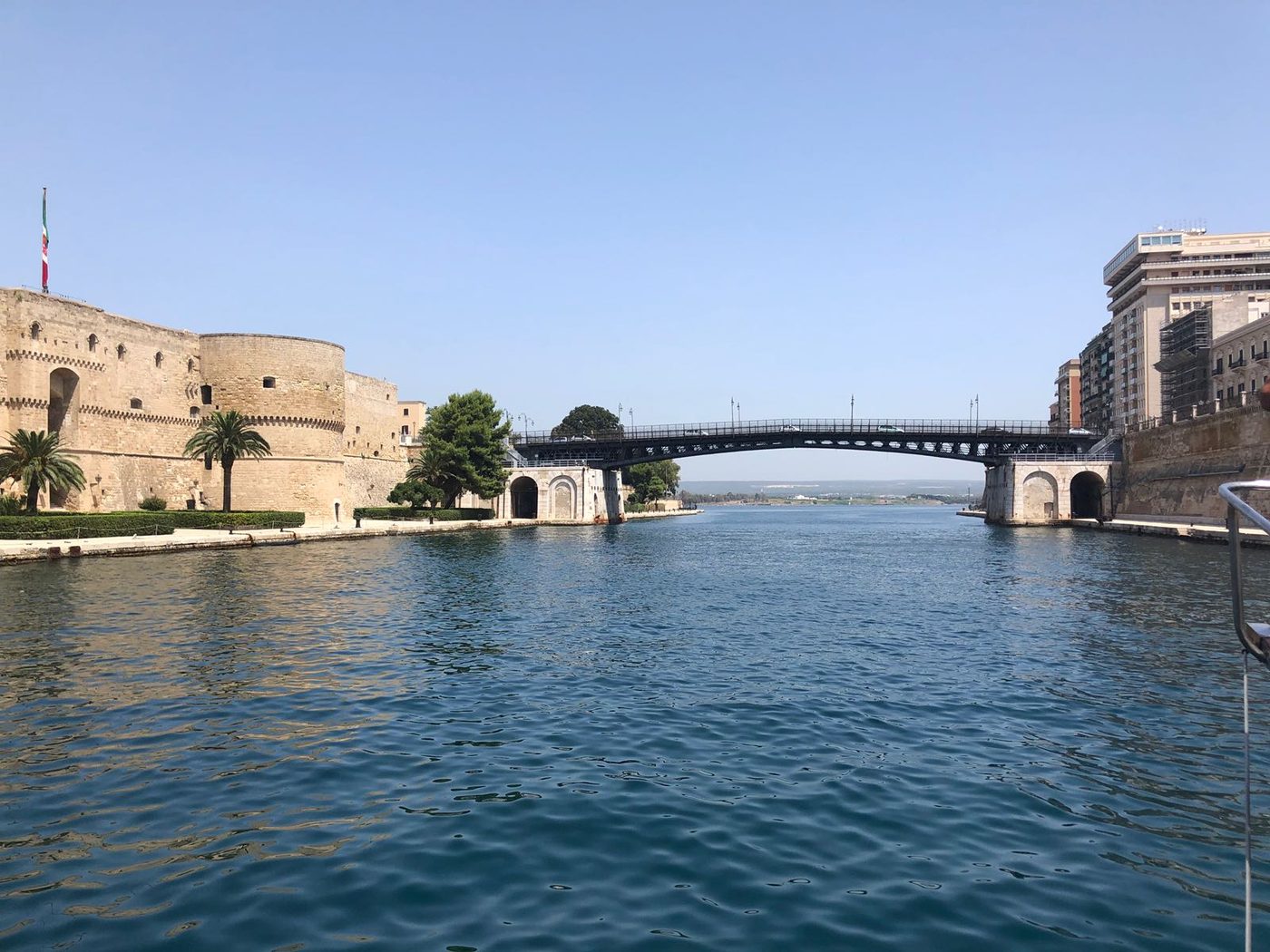 Escursione barca Taranto con vista Castello Aragonese